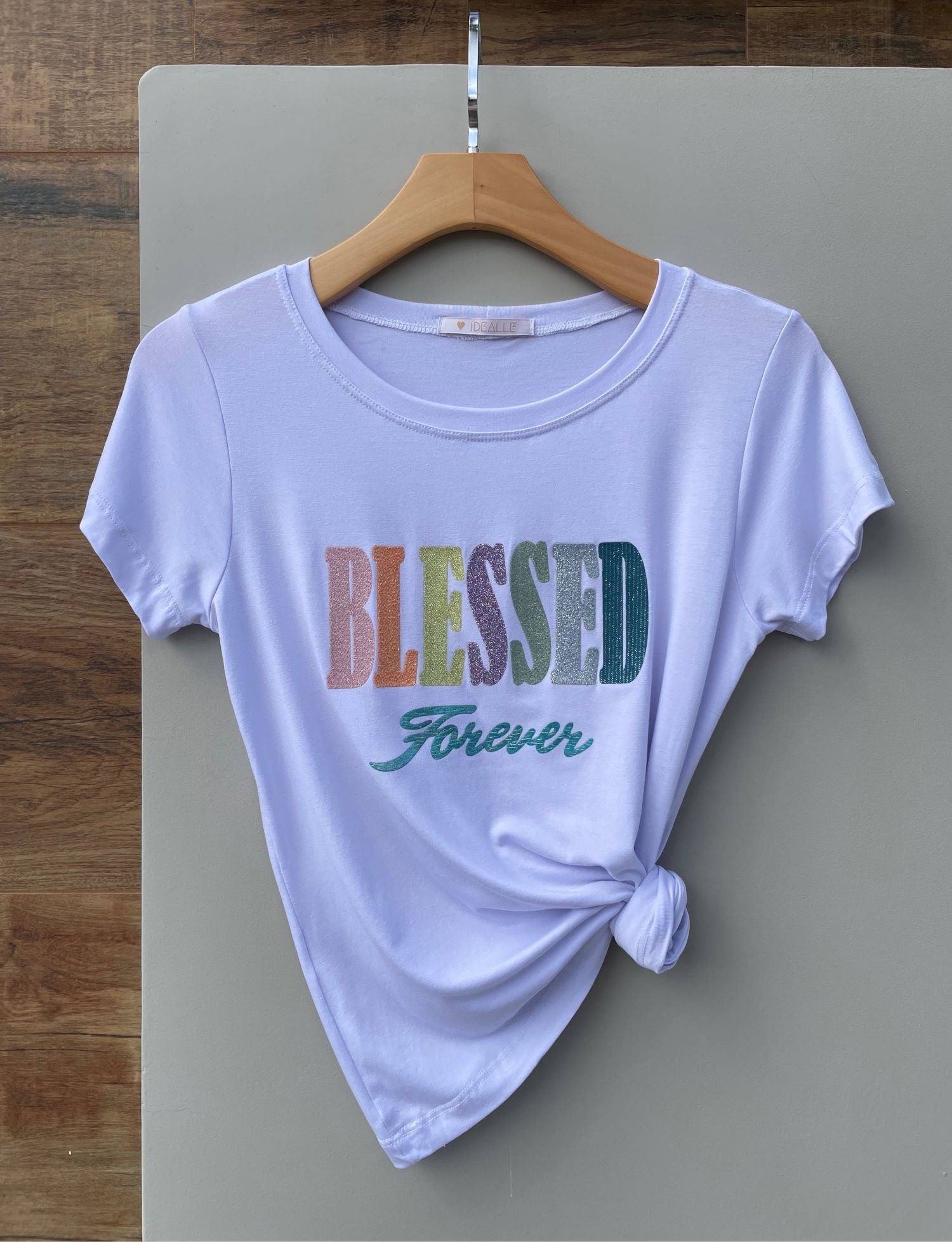 T-Shirt Blessed (decote em V)